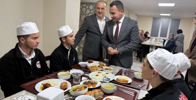 Akçakoca Kaymakamı Dr. Hacı Arslan Uzan, Hafızlık Öğrencileriyle İftar Sofrasında Buluştu
