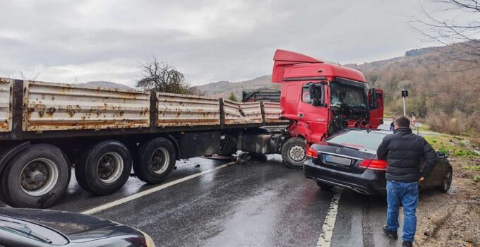Düzce–Akçakoca Yolunda Tır Kazası: Sürücü Yaralandı, Yol Kapatıldı