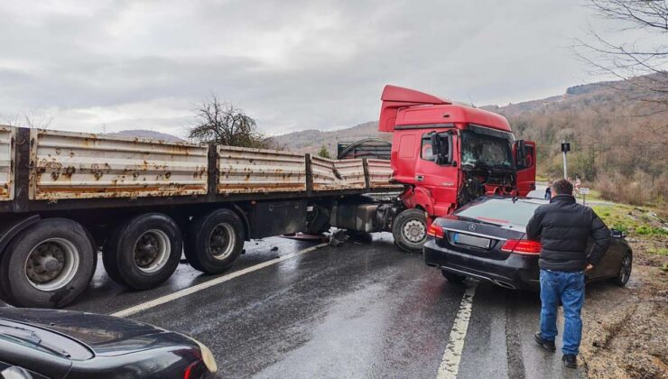 Düzce–Akçakoca Yolunda Tır Kazası: Sürücü Yaralandı, Yol Kapatıldı