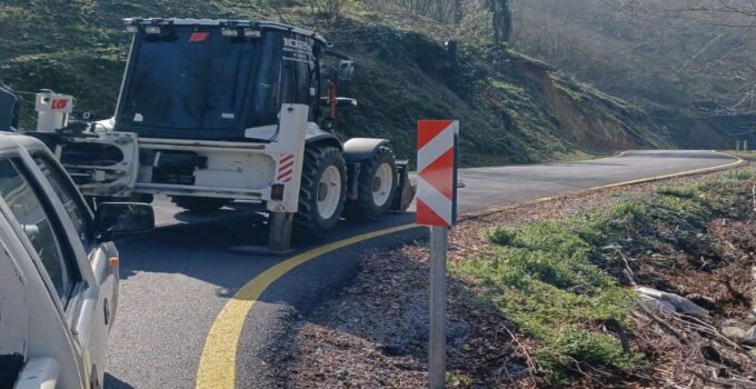 Akçakoca Deredibi Köyü’nde Trafik Levhaları Yenileniyor