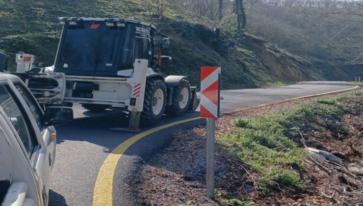 Akçakoca Deredibi Köyü’nde Trafik Levhaları Yenileniyor