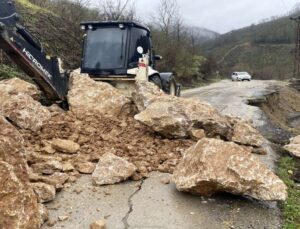 Cumayeri’ndeki Heyelan Bölgesinde Yol Çalışmaları Sürüyor